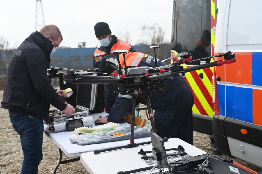 Meetapparatuur wordt aan de drone bevestigd © Geert Biermans